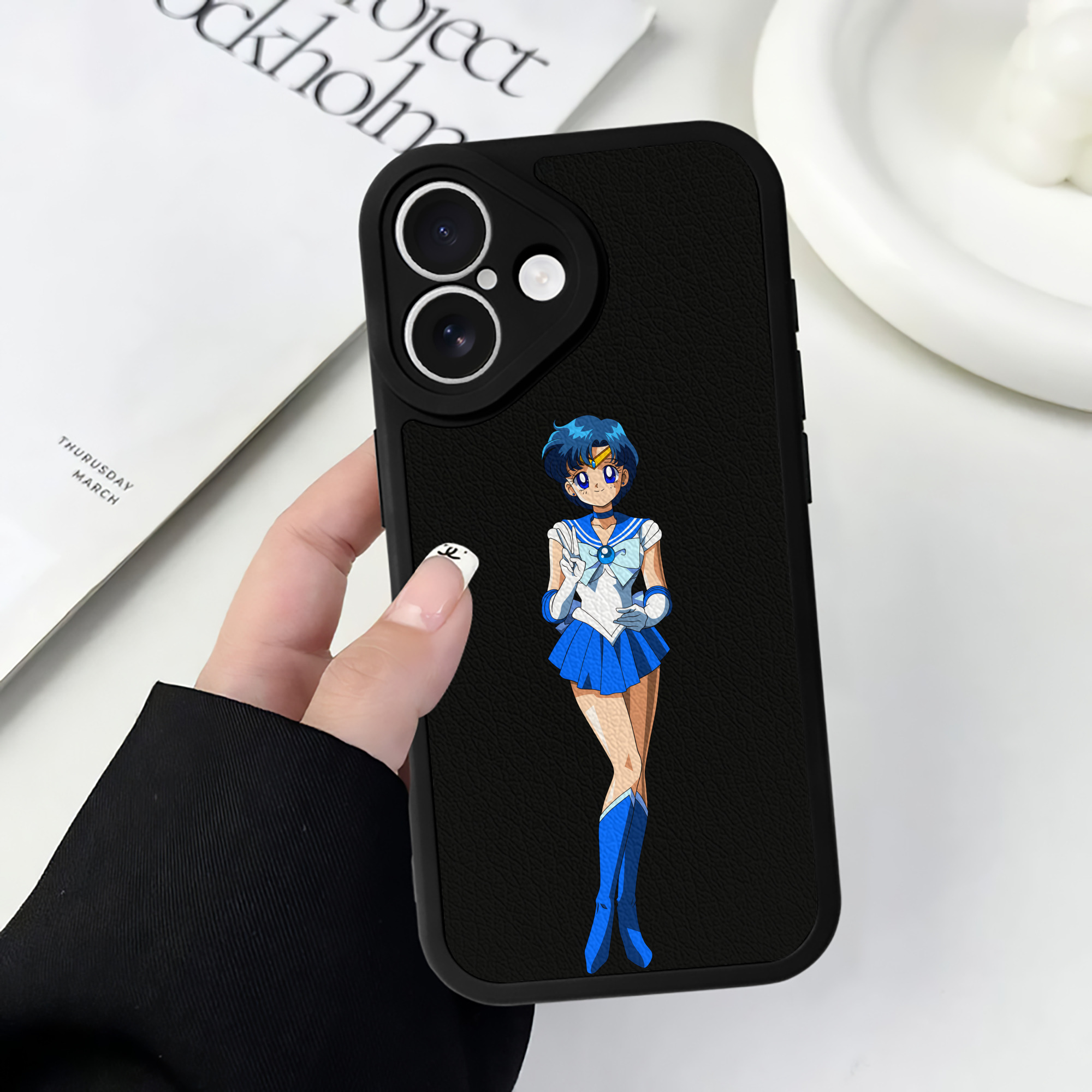 （画像用） 美少女戦士セーラームーン 水野 亜美 みずの あみ Sailor Moon Mizuno Ami 【iPhone 16シリーズ対応】シリコンスマホケース（レザー調） 材質：シリコン